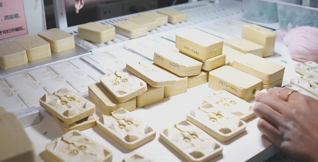 Wachsspritzverfahren in der Modeschmuck‑Herstellung