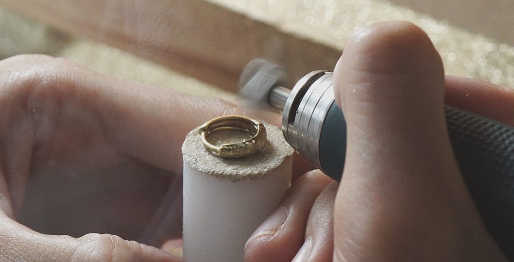 Détail de tournage pour la finition des bijoux de mode