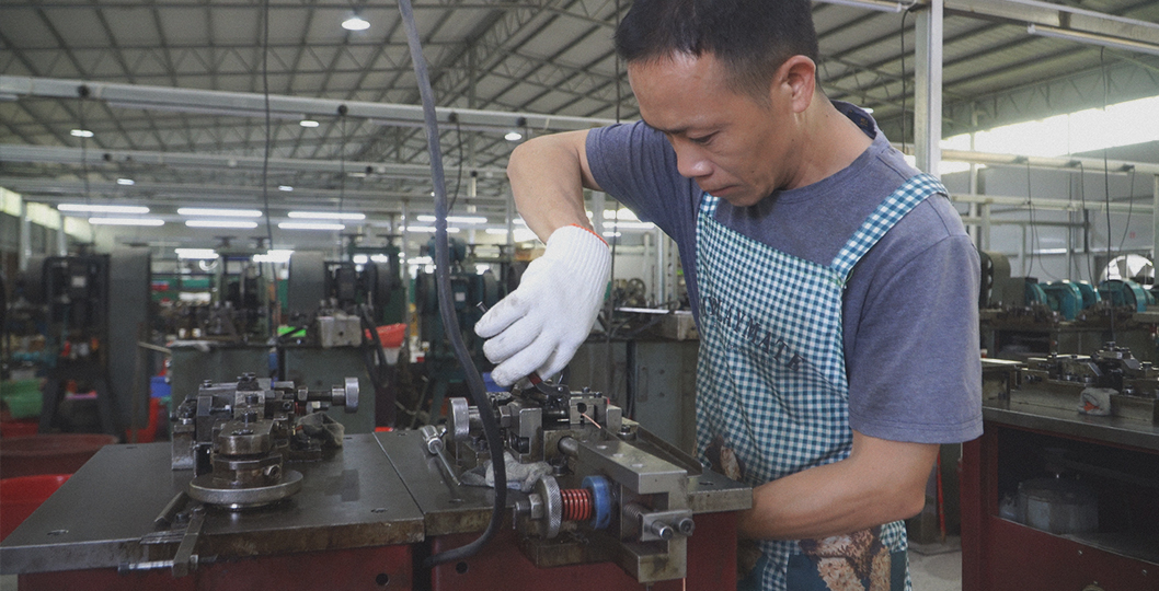 Processus de fabrication des chaînes chez Xuping Jewelry démontrant nos capacités de production