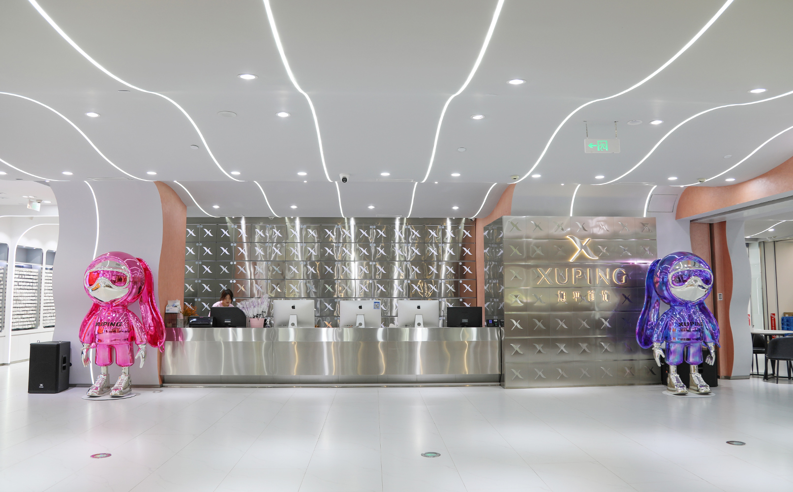 Xuping Jewelry company operations and wholesale partnership support team
