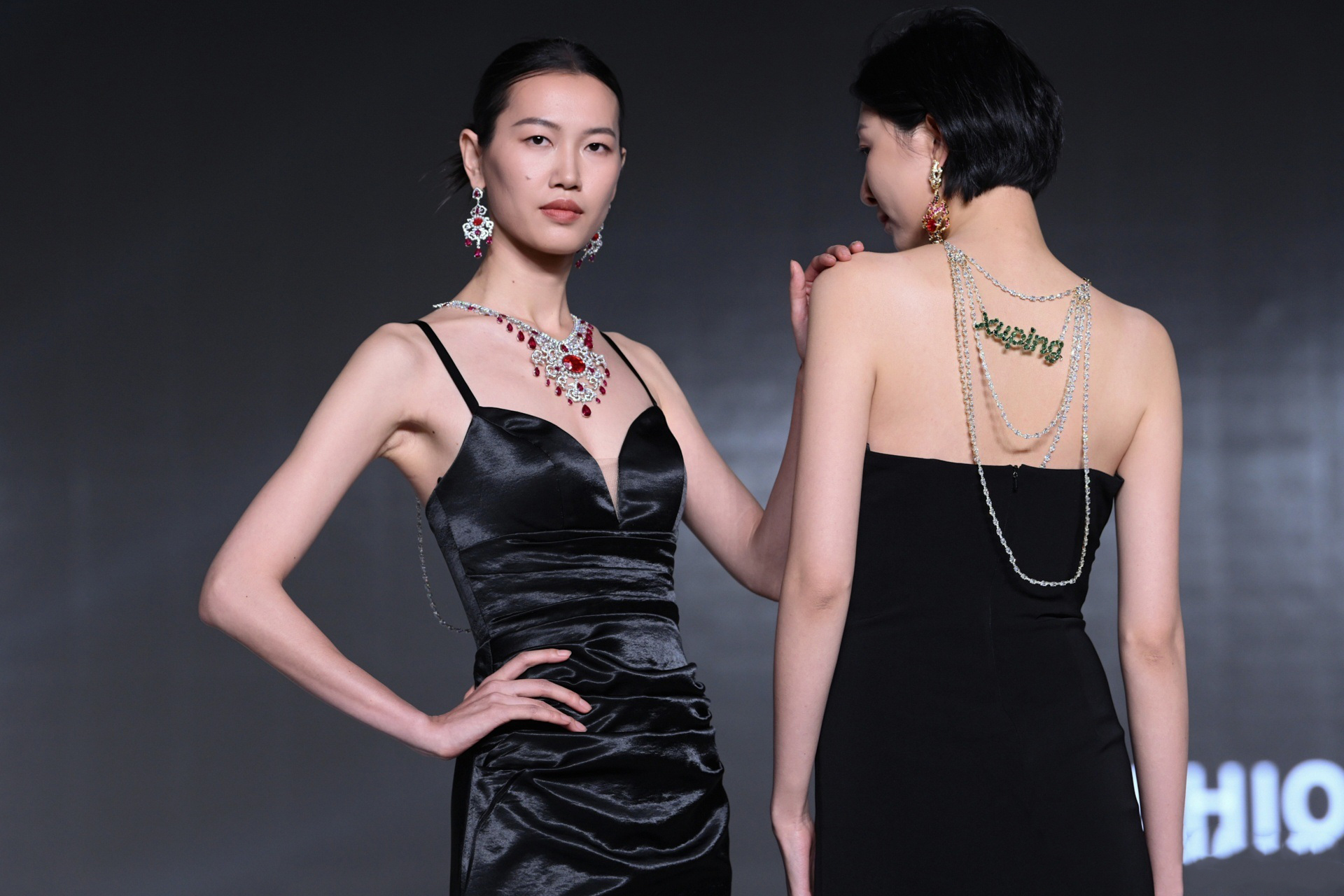 Modenschau von Xuping Jewelry mit Großhandels-Schmuckkollektionen