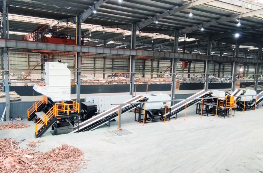 Copper shredding and recycling machine with conveyor system