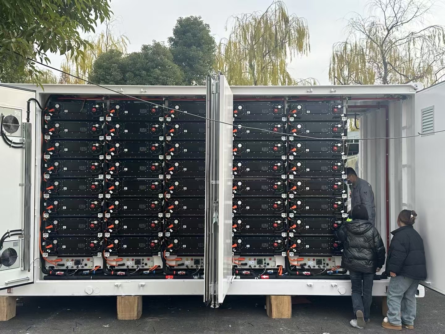 Energy Storage System with Cooling Plates