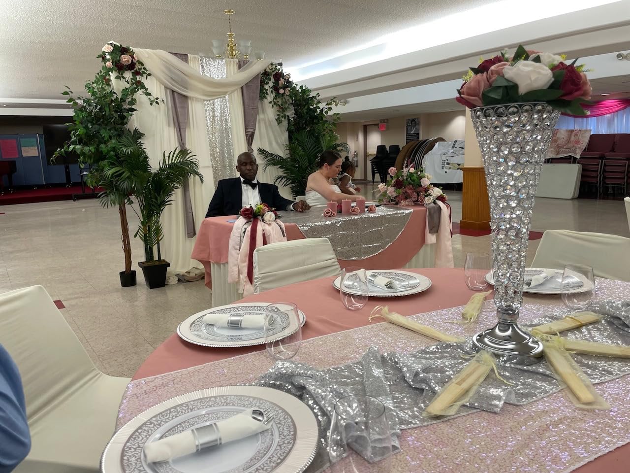 Client wedding table setting using YISOO disposable wedding tableware