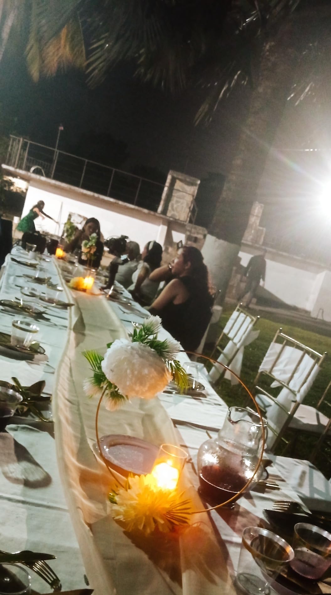 Garden party table setting using disposable party tableware