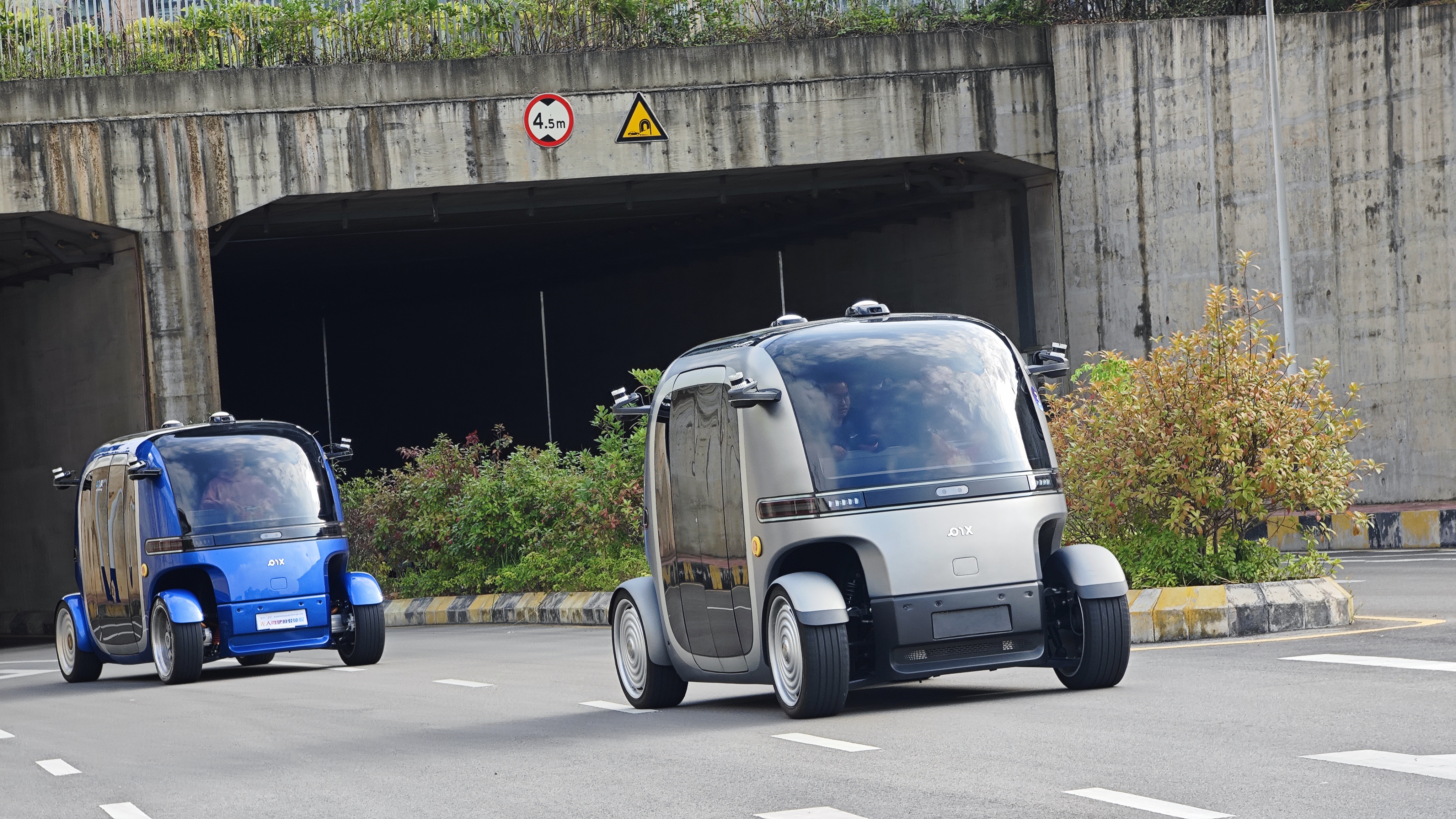 PIX RoboBus operating on public roads - autonomous shuttle in smart city scenario