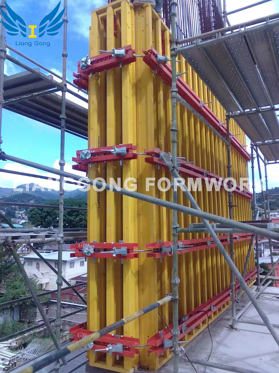 Self-climbing hydraulic formwork unit climbing on a vertical concrete core without tower crane support