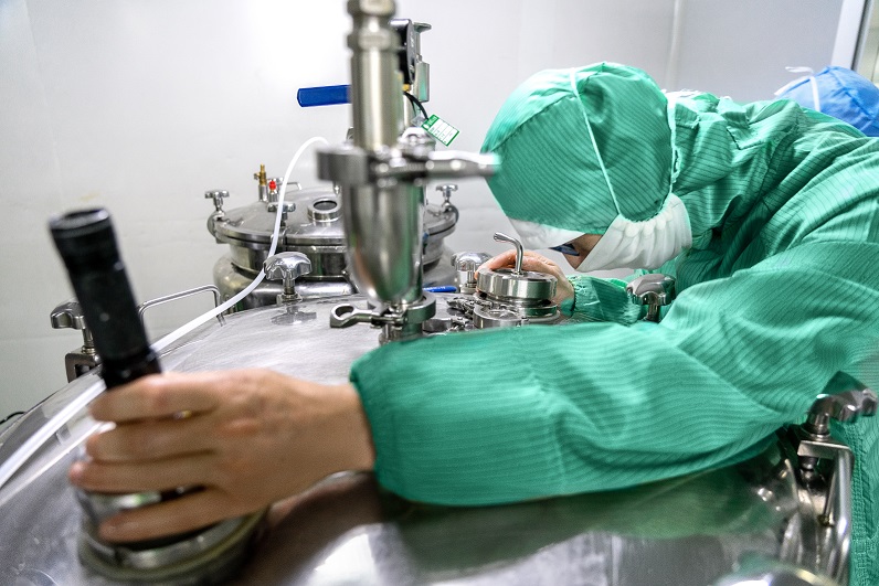 IVC cleanroom manufacturing workshop with automated production line