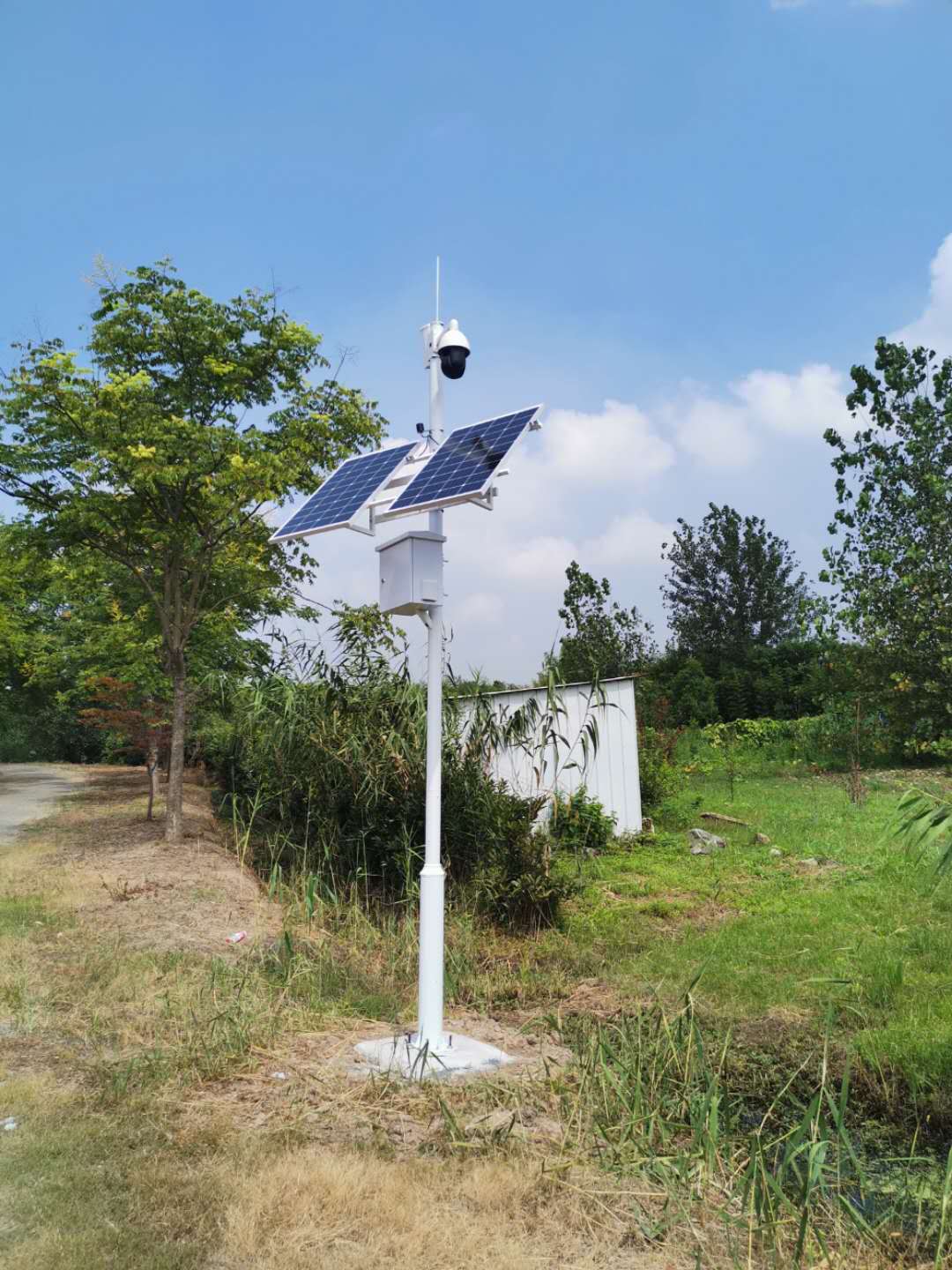 200W100AH 4G Solar CCTV Camera in road surveillance in Thailand