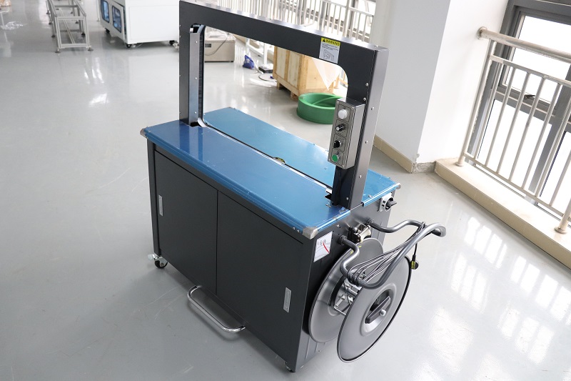 Strapping machine in use