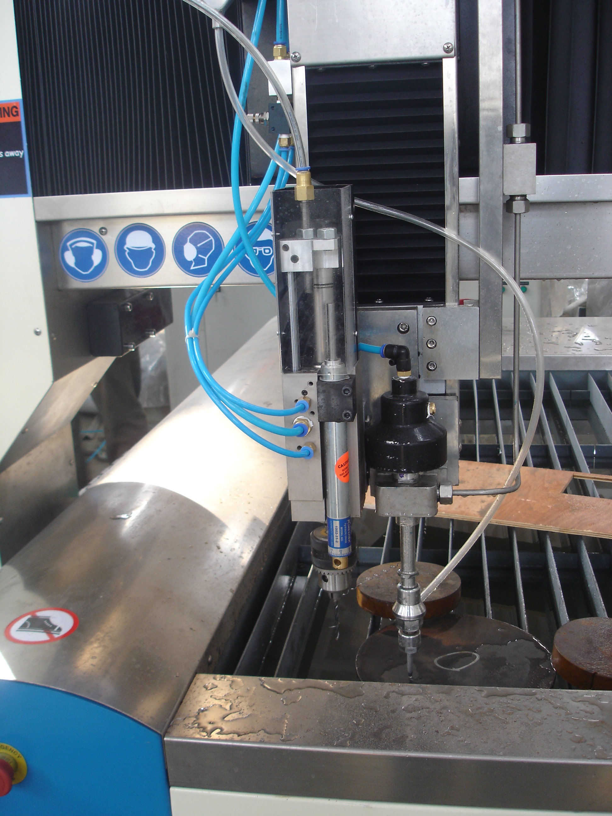 Cutting head with drilling head