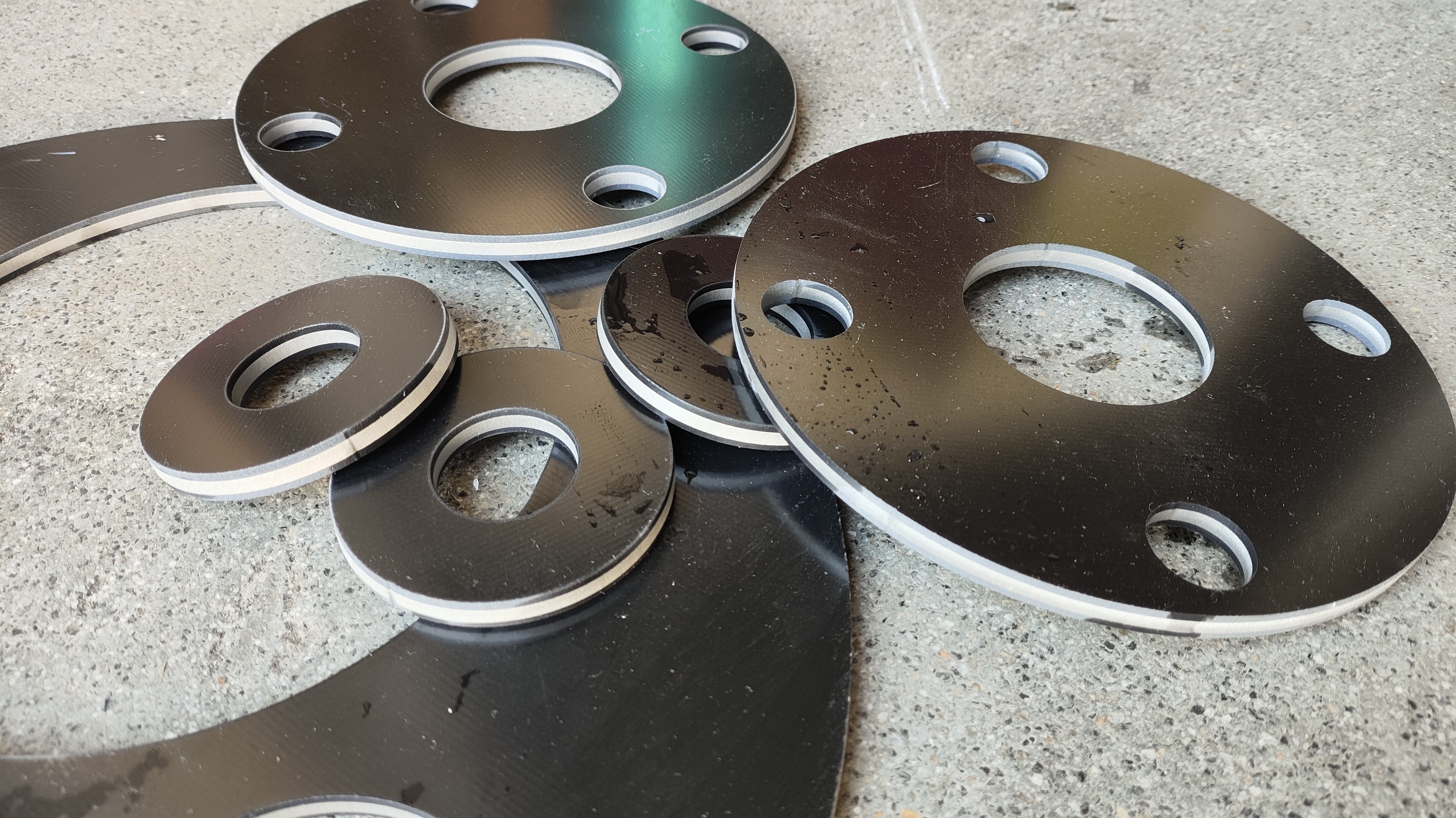 Composite material cutting sample with pre-drilling function