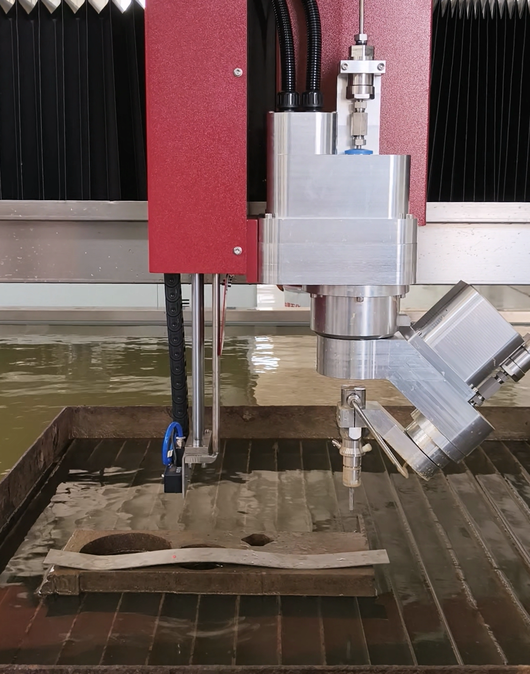5 axis waterjet cutting head with height measurement