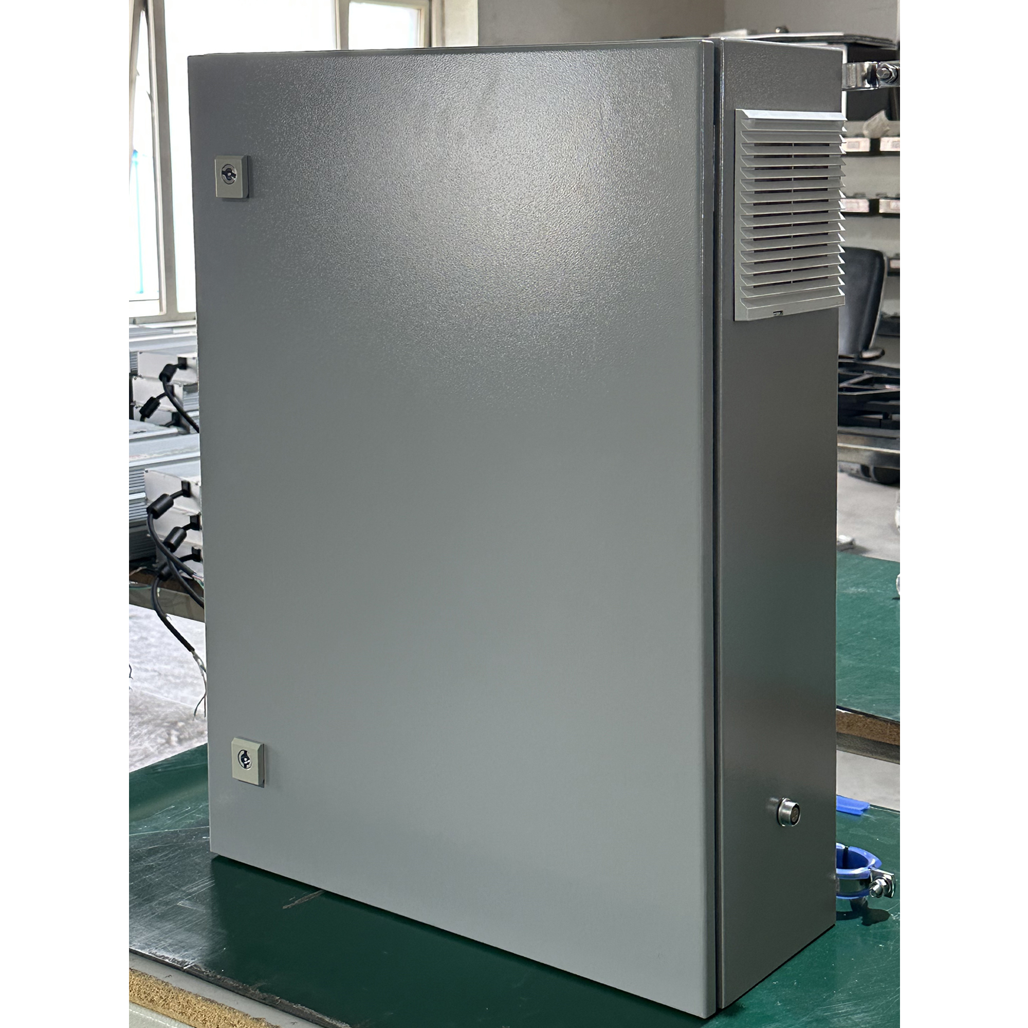 Low-voltage control panel assembly with structured busbar and component layout