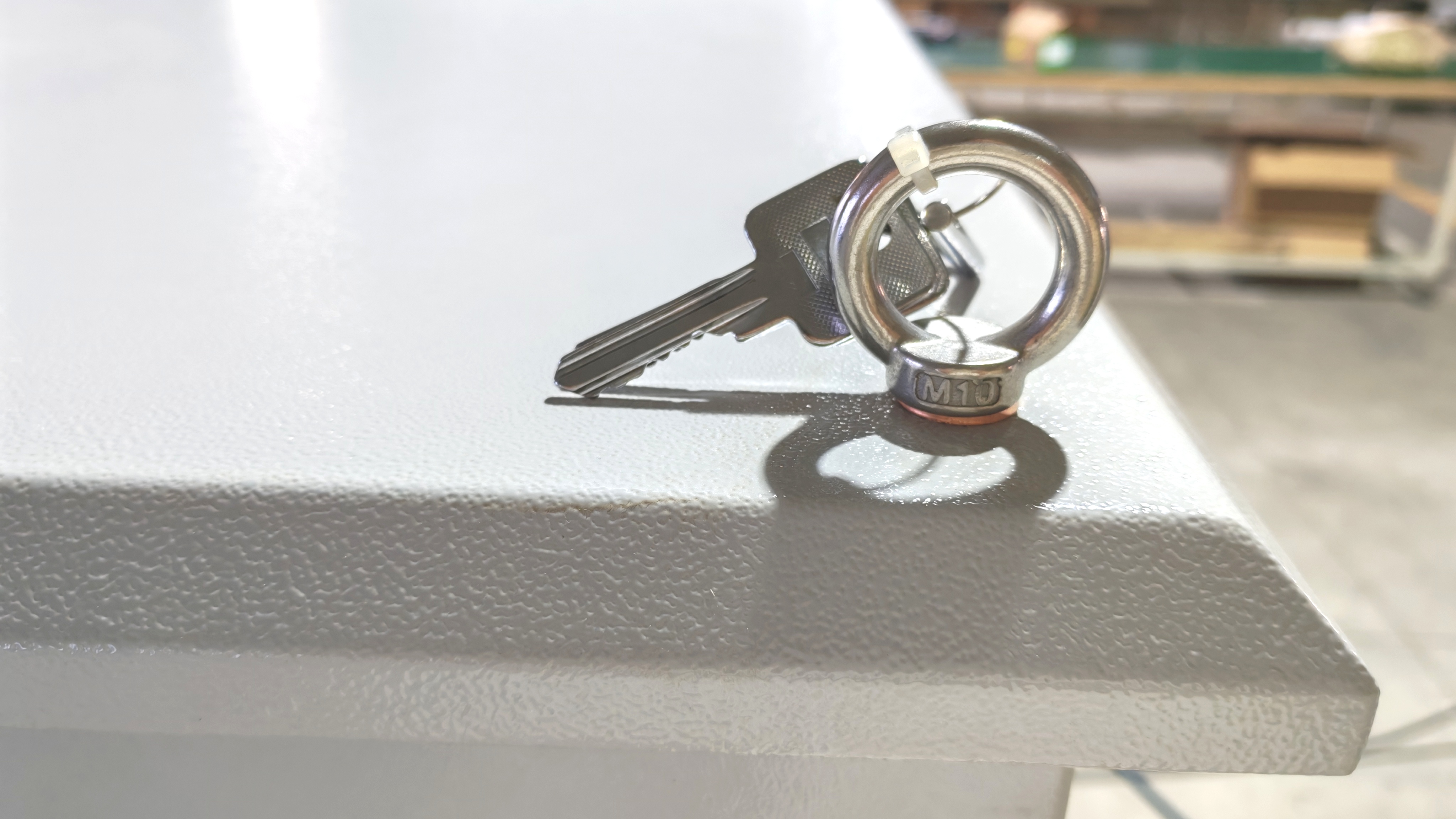 Free-standing outdoor control cabinet in 2.0 mm cold-rolled steel