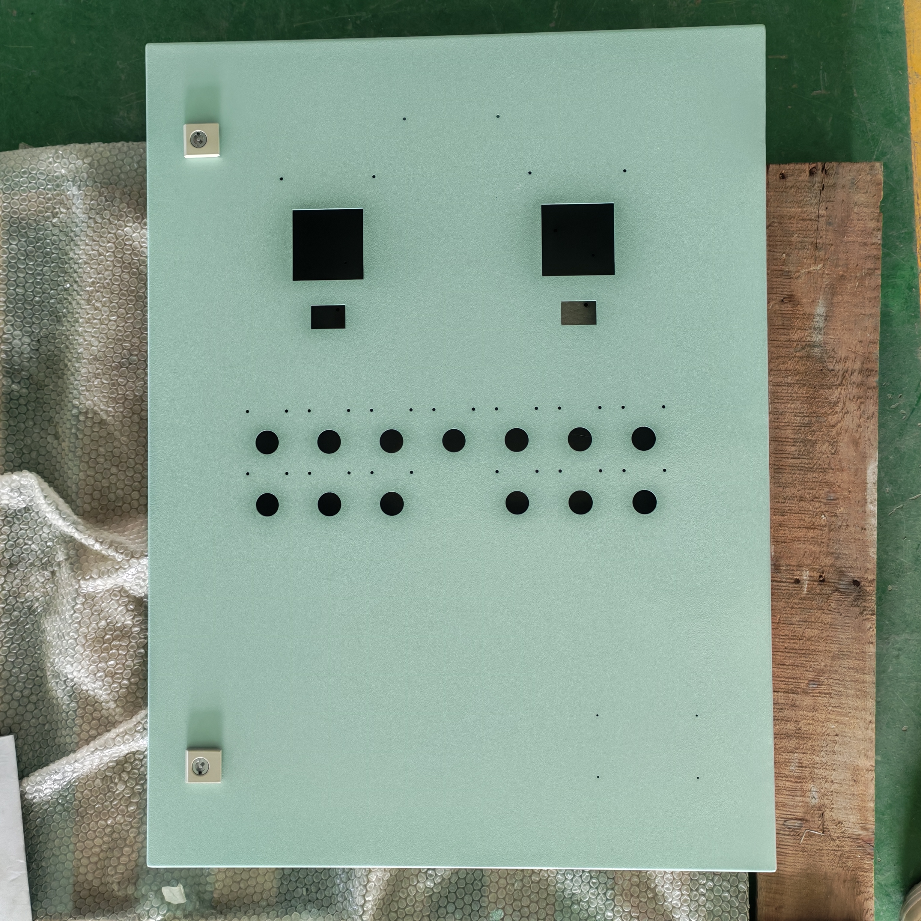 Customized wall-mounted electrical control box built from 1.5 mm cold rolled steel with phosphating and electrostatic powder coating