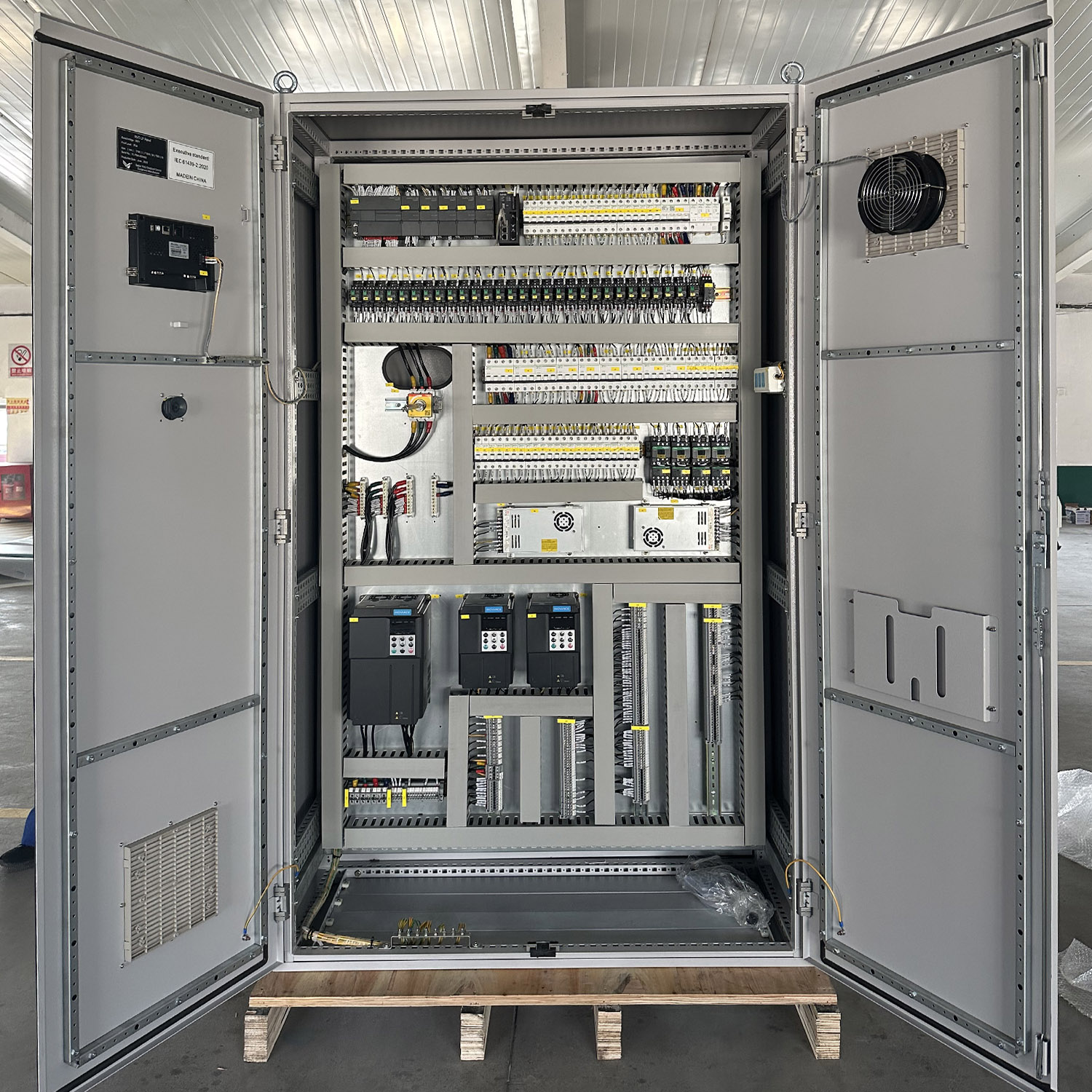 Low voltage electrical distribution panel with double doors, EPDM sealing and T2 copper busbar for industrial power distribution