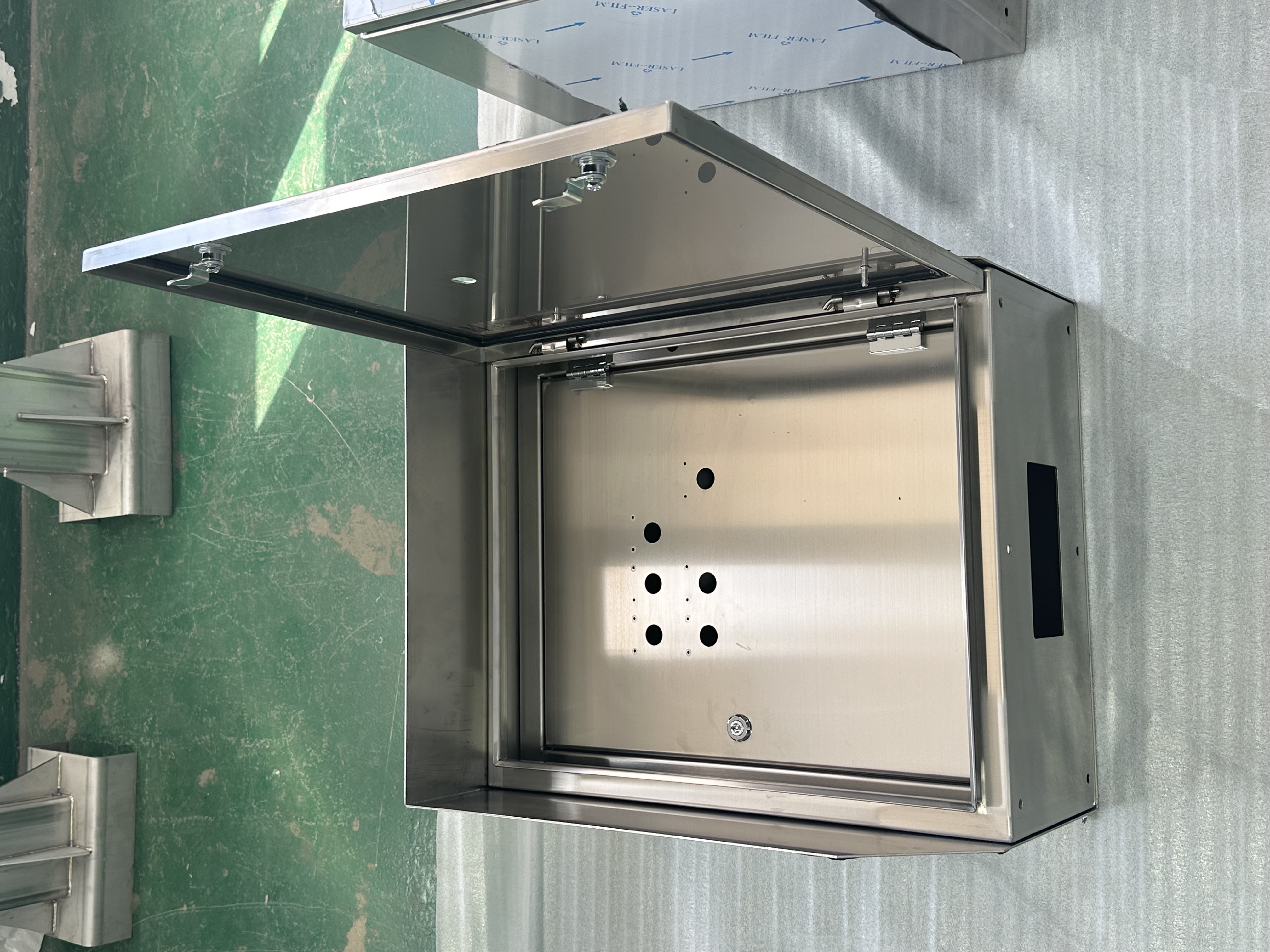 Wall-mounted instrument box interior with mounting plate