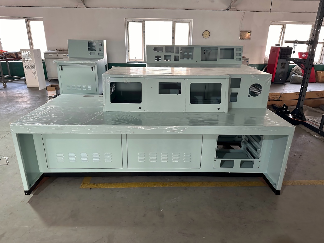 Industrial Operator Console with multiple display bays