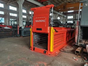 Horizontal hydraulic baler