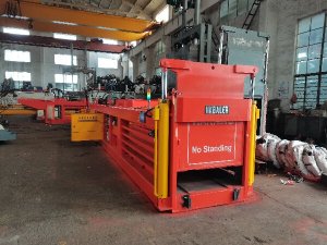 Horizontal hydraulic baler