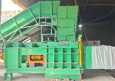 Press bagging machine operating in a field installation with tailored baling parameters