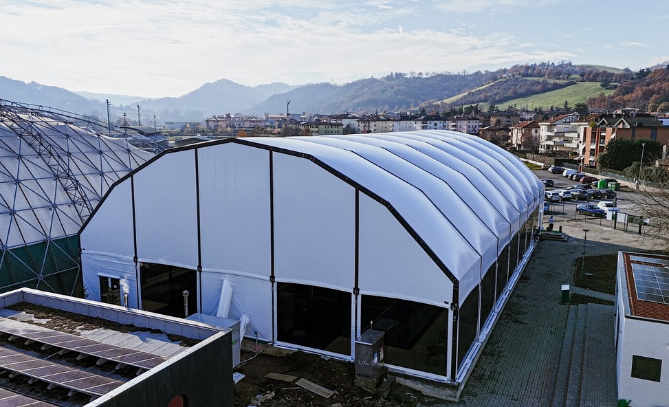 Lateral view of a padel sports hall tent