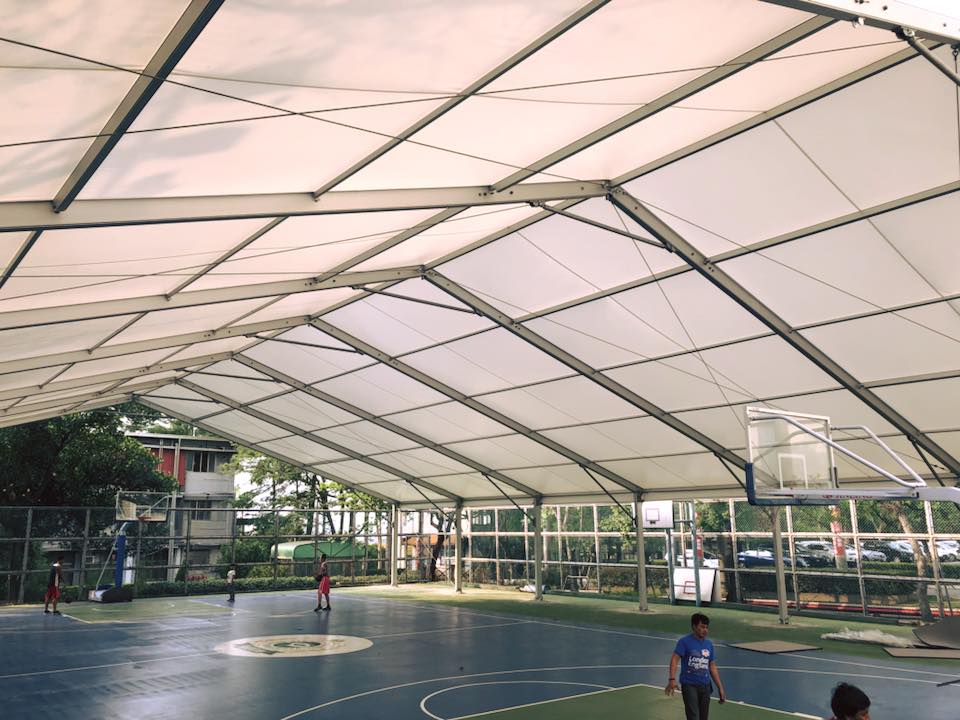 Large span aluminum frame sports tent for multi-sport venues