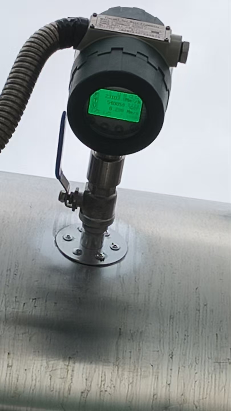 Compressed air flow measurement with inline thermal mass flow meter