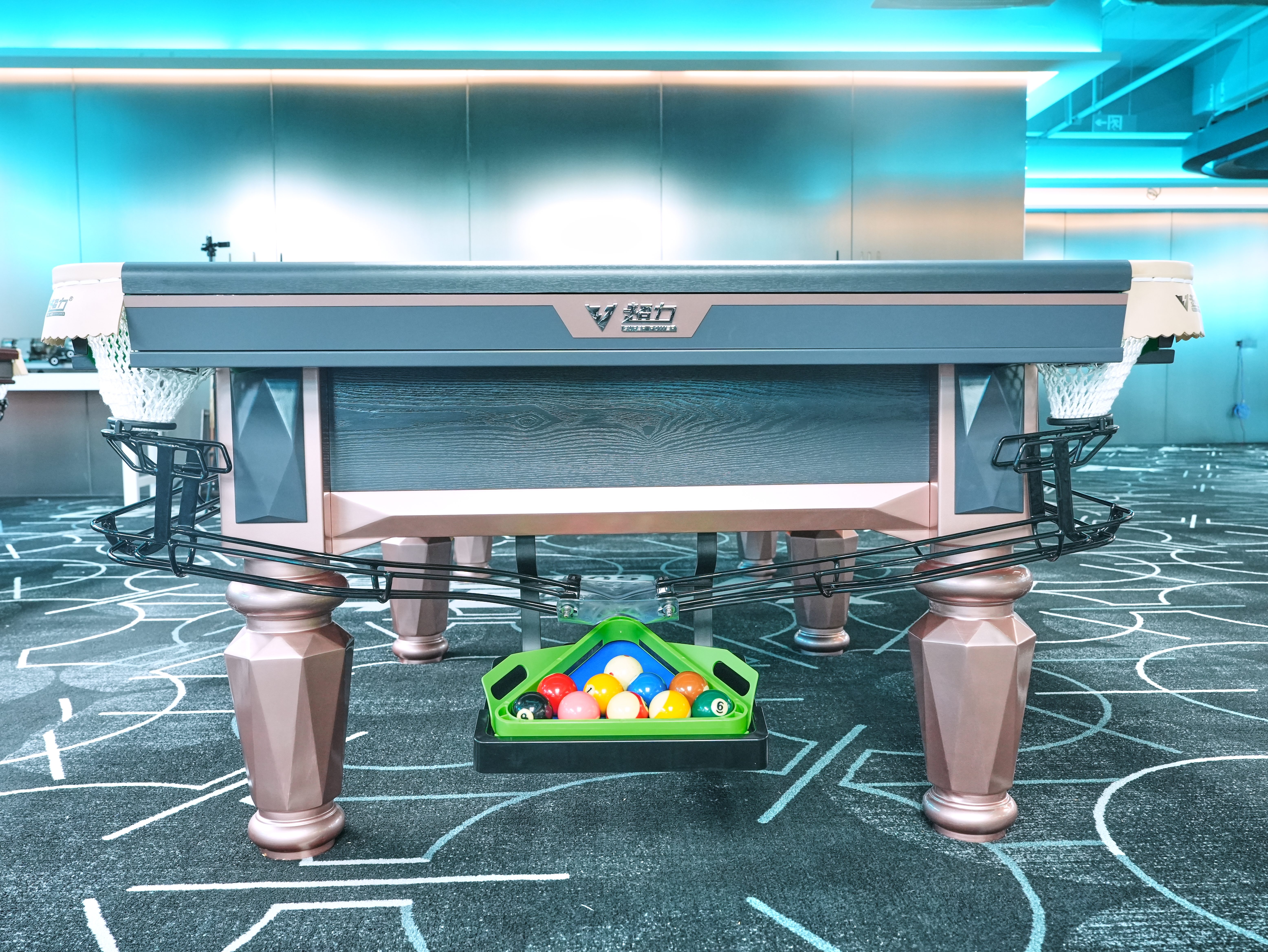 Diamond Heyball table corner detail showing steel support beam
