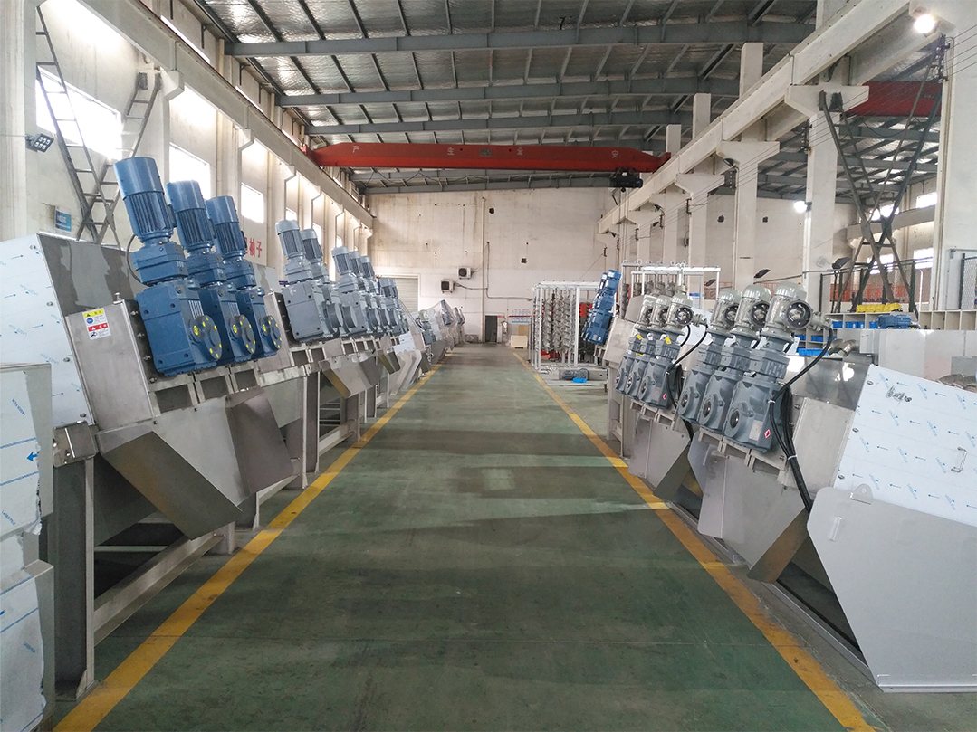 Assembly of a large multi-disk screw press at Benenv