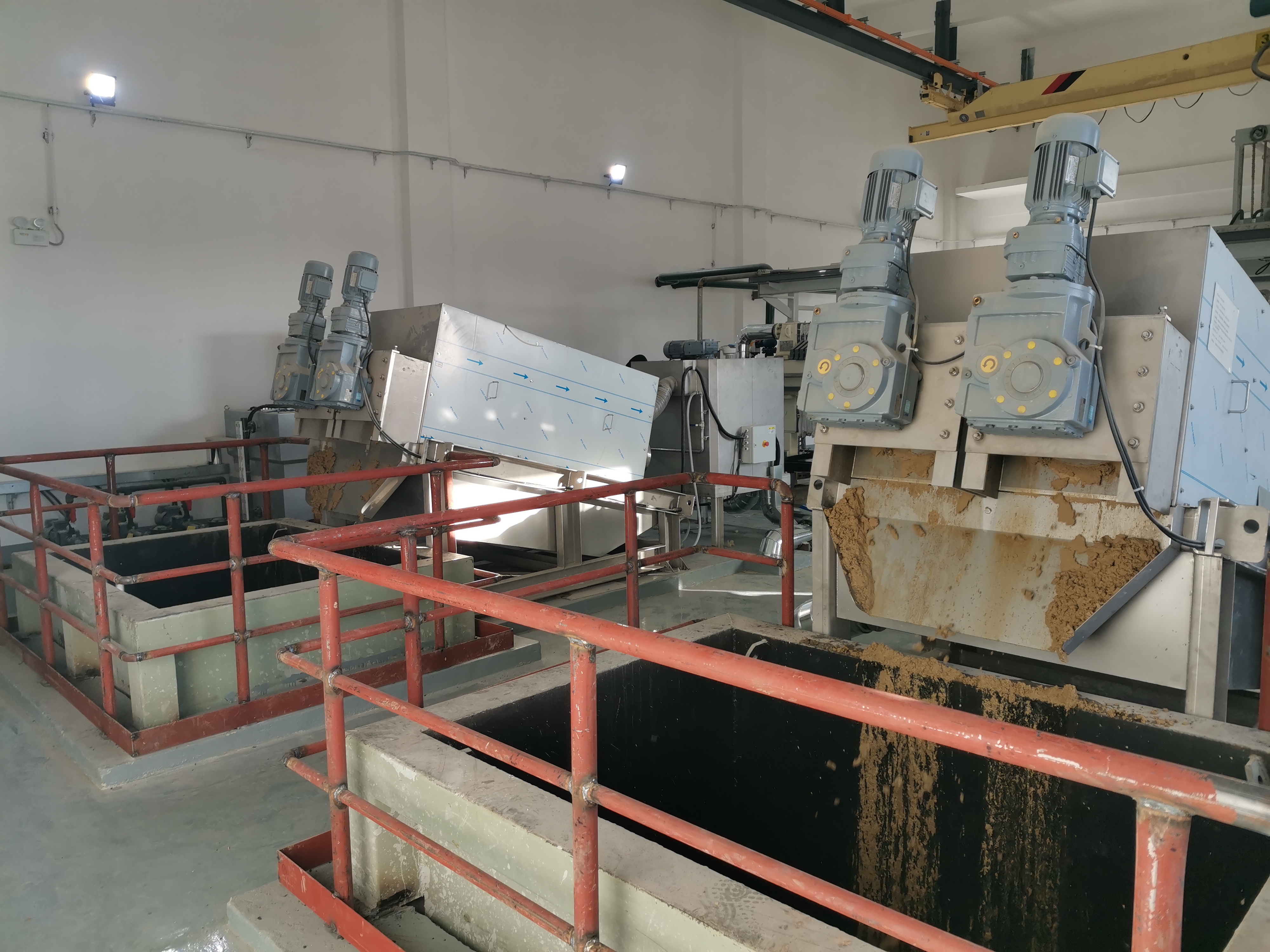 Screw press dewatering installation at a wastewater treatment site