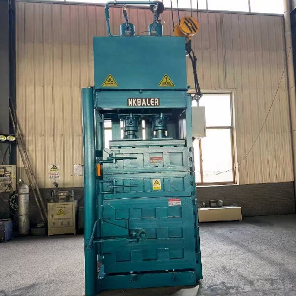 NK080T100 baler with compacted bales