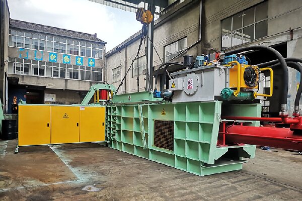 Semi-automatic baler baling bottles