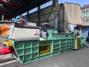 Horizontal hydraulic baler