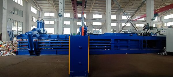 Hydraulic baler machine bale chamber and control system