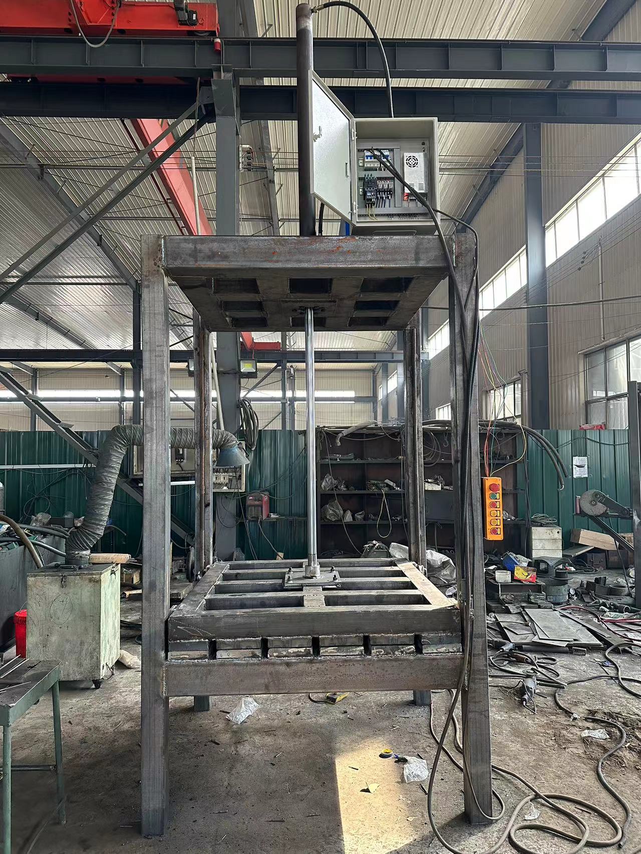 Vertical metal hydraulic baler with automatic door, a machine class covered by chamber and interlock requirements in the EU