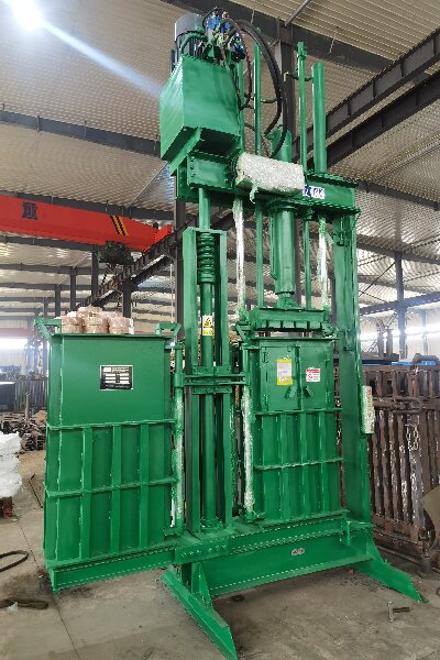 Double chambers clothes baler operational view
