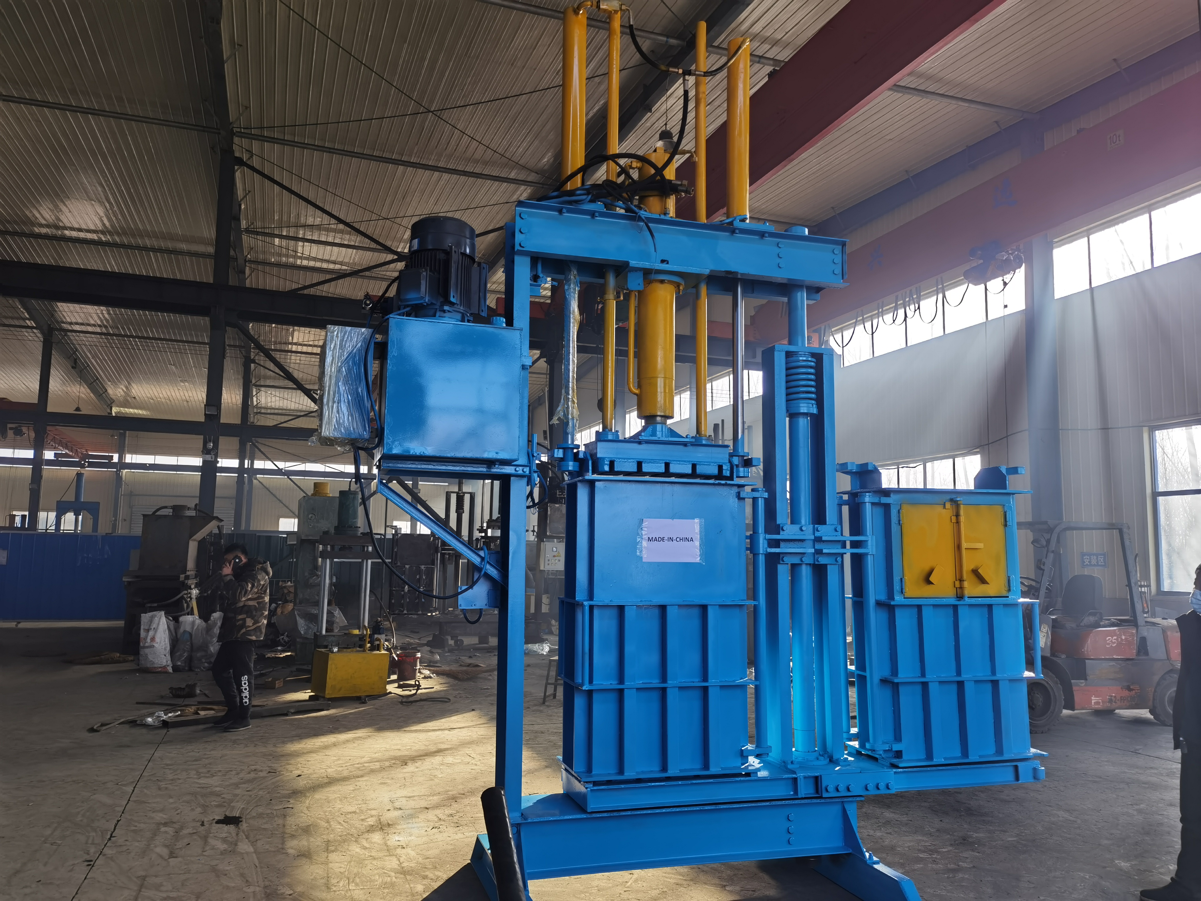 Double chambers clothes baler front view