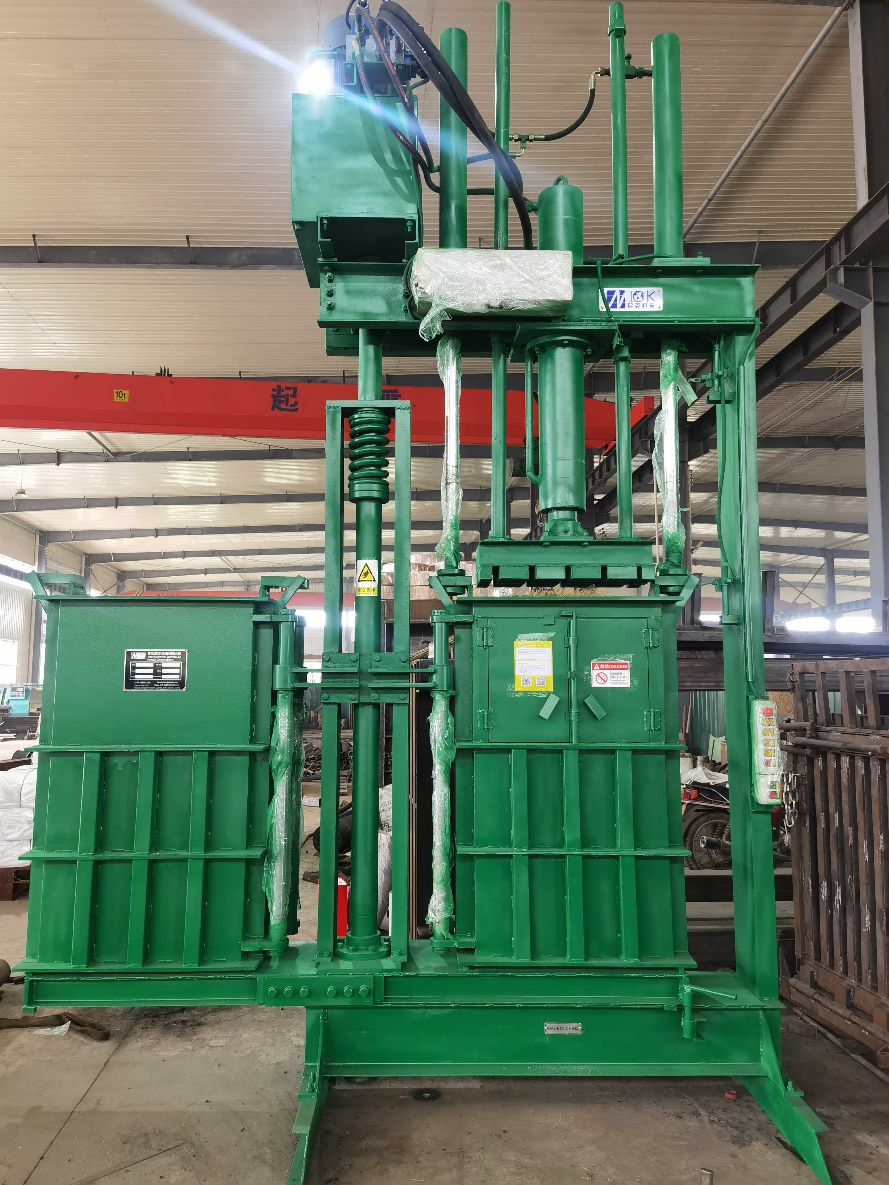 Double chambers clothes baler chamber detail