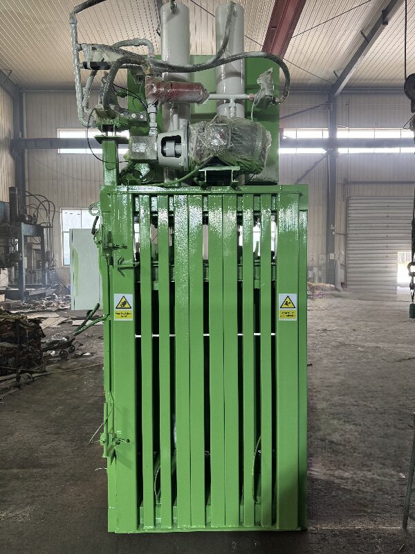 NK1070T60 bale output and tying area