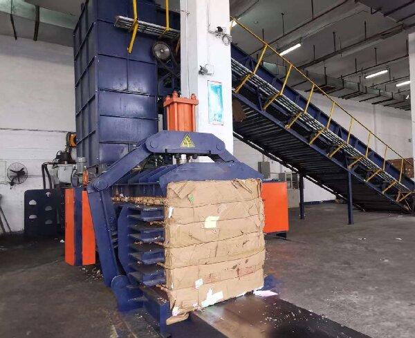 Semi-automatic horizontal baler in a material compression and packaging line