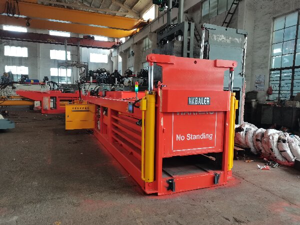 125 ton hydraulic baler side view