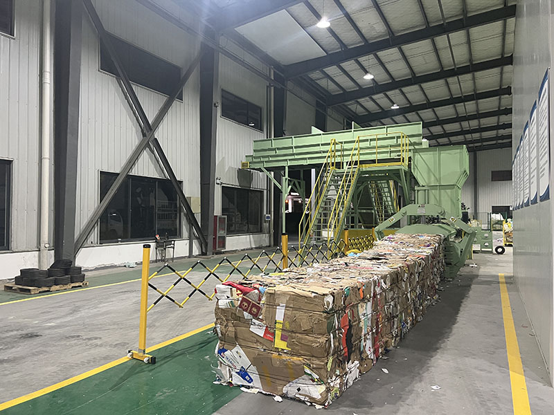 Fully automatic horizontal hydraulic baler in production