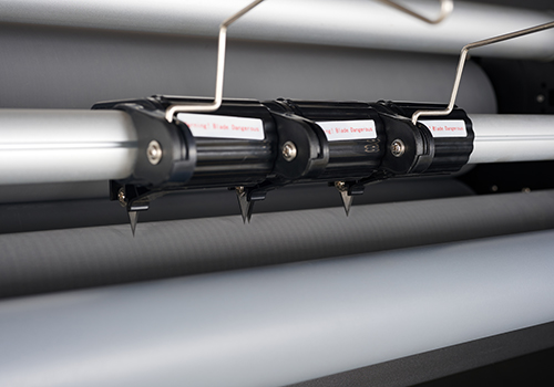 Tungsten steel cutting blades and trimmer holder integrated on a MEFU roll laminator