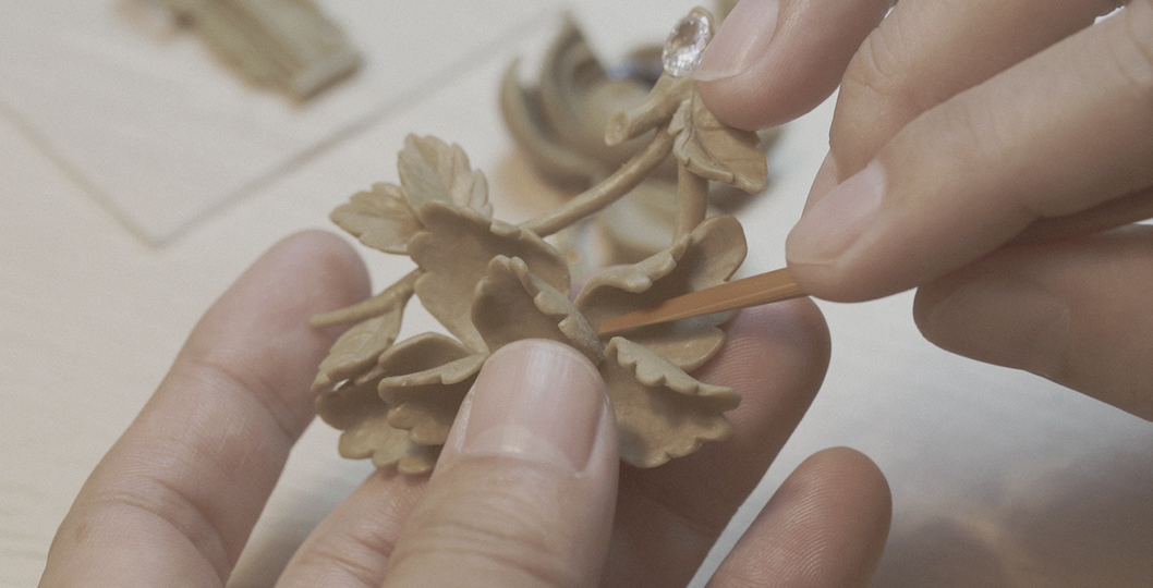 Hand carving process used in Xuping Jewelry’s custom fashion jewelry development