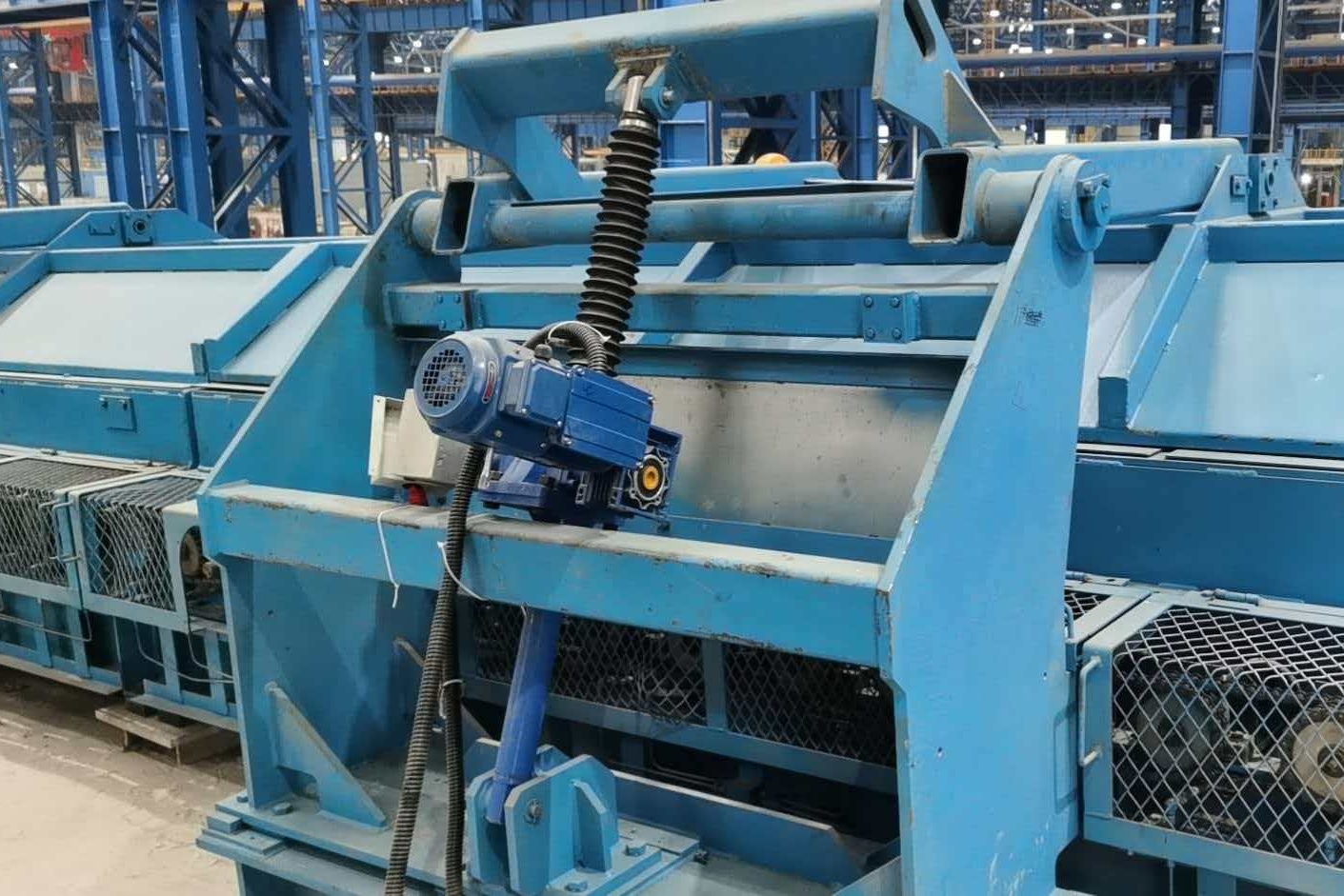 Flap-type conveyor industrial application scene