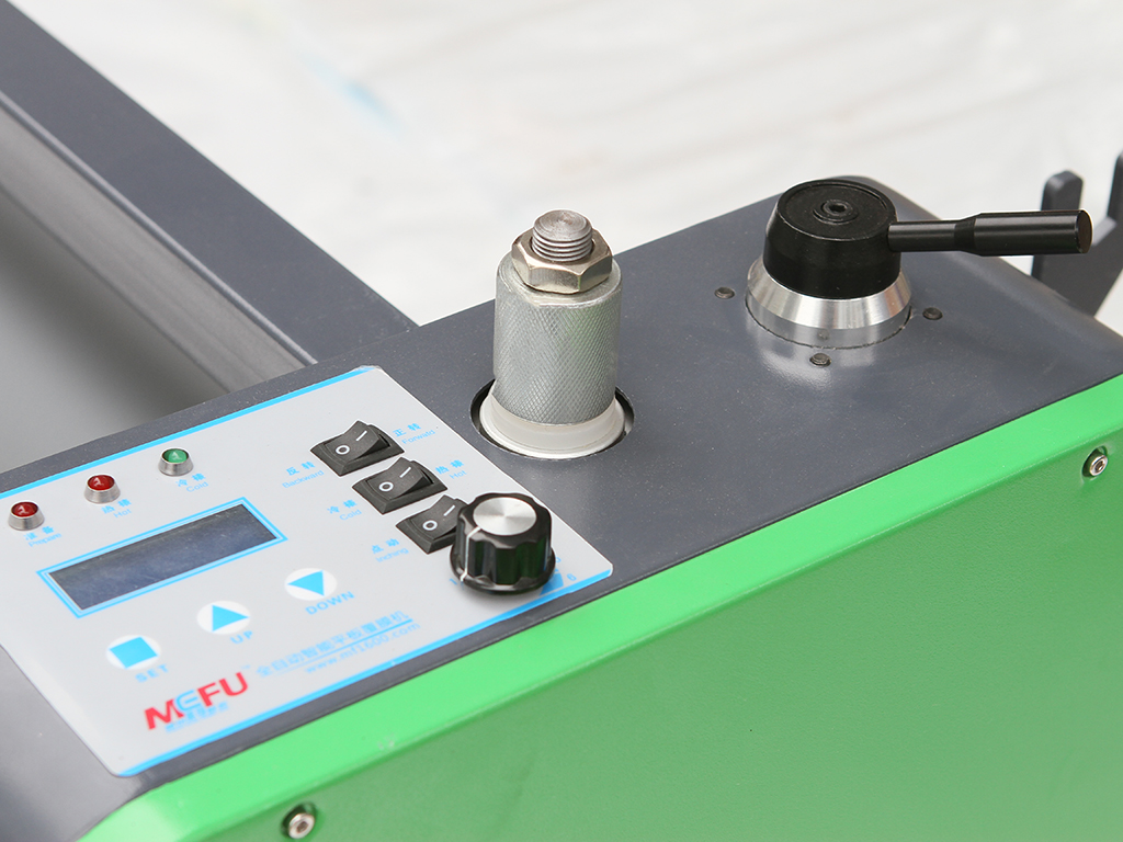 Adjustable settings panel of MF1350-B2 for temperature and speed control
