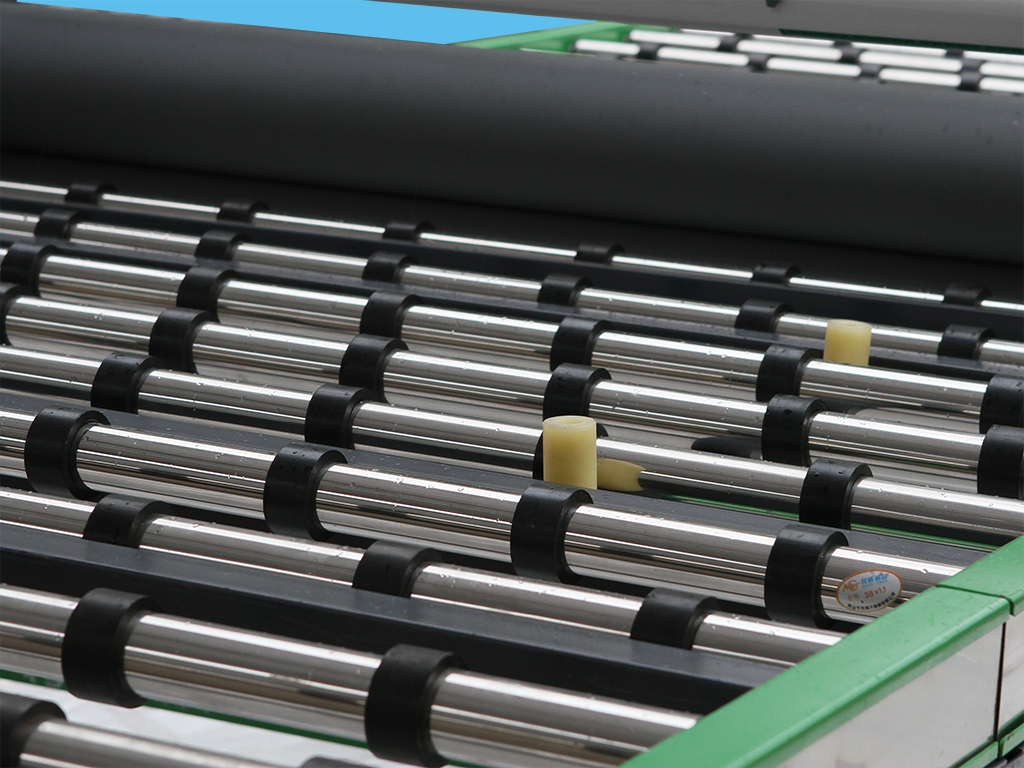Working table of MF1350-B2 applicator in operation