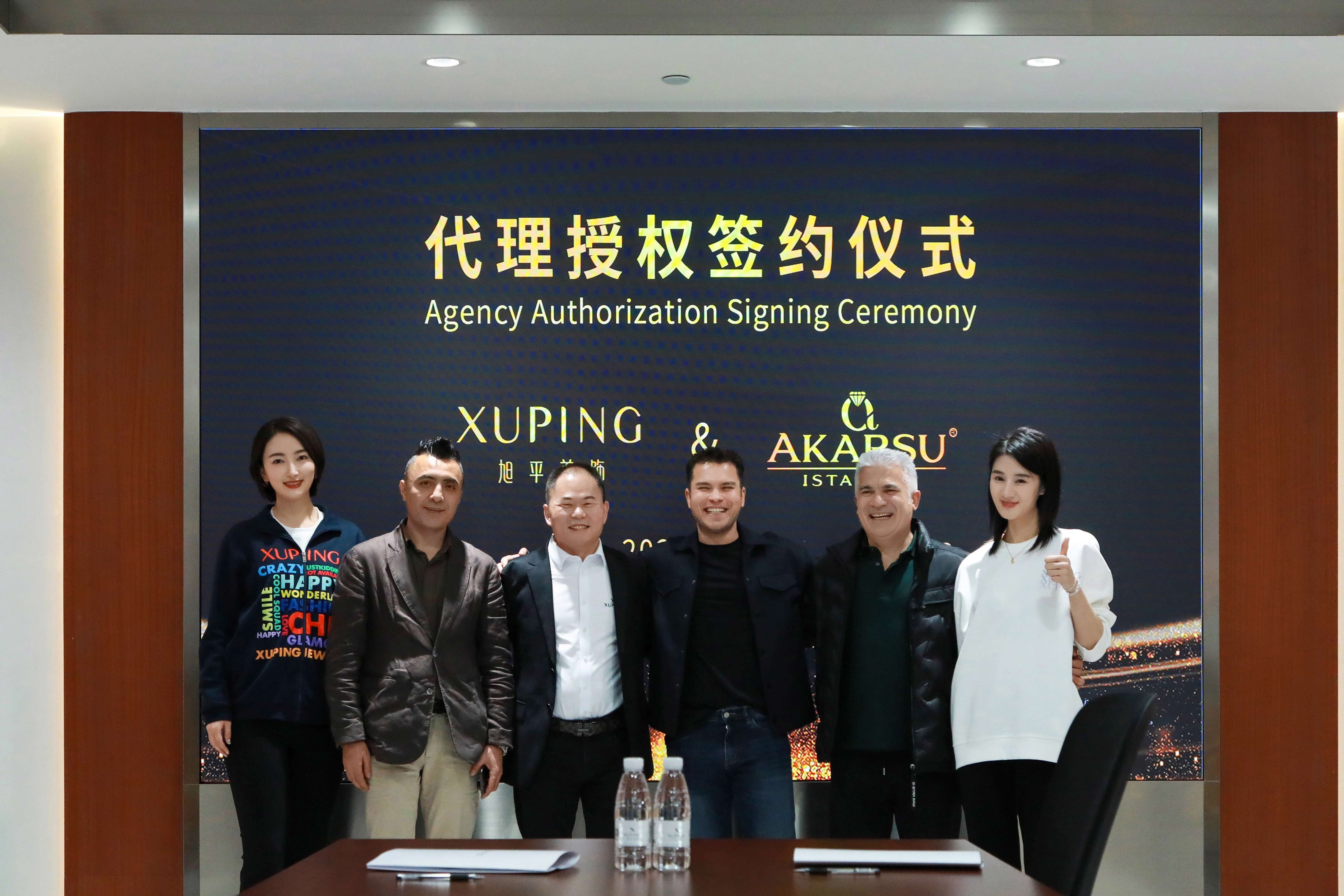 Fashion jewelry display in a retail setting